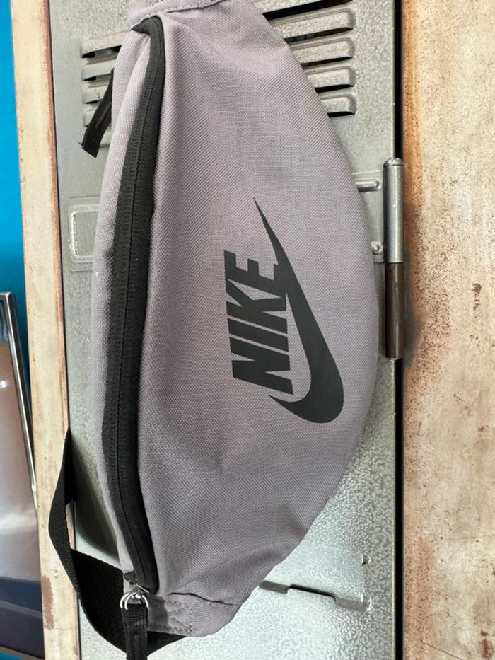 Banane nike grise et noire - photo numéro 2