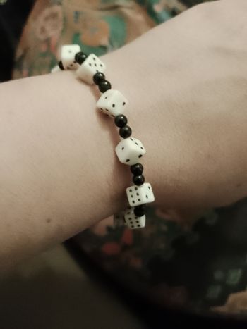 bracelet élastique en dés noirs /blancs.