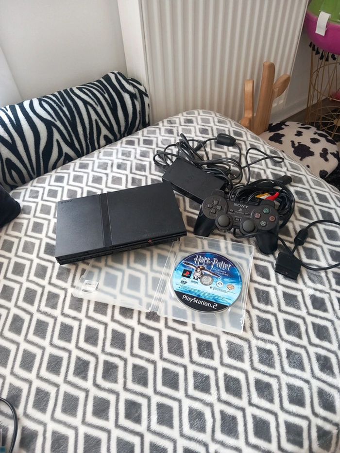 PlayStation 2 slim avec une manette et un jeu harry potter prisonnier et azkaban