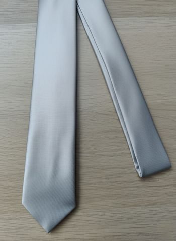 Cravate grise argentée 