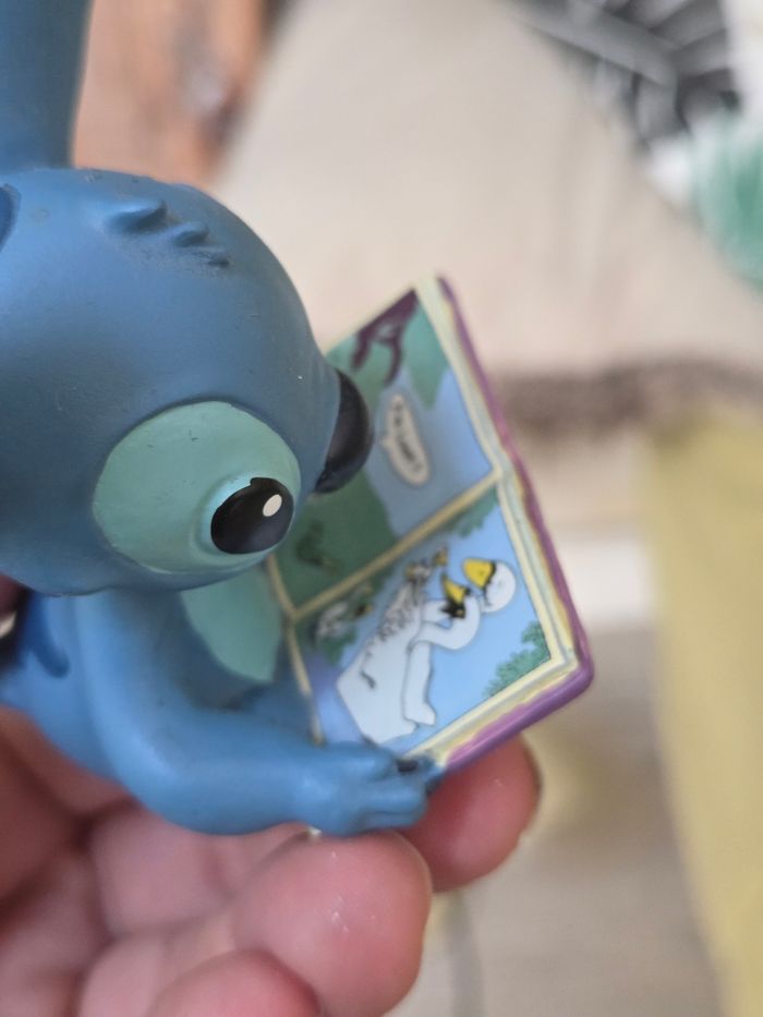 Figurine de stitch lisant un livre - photo numéro 3