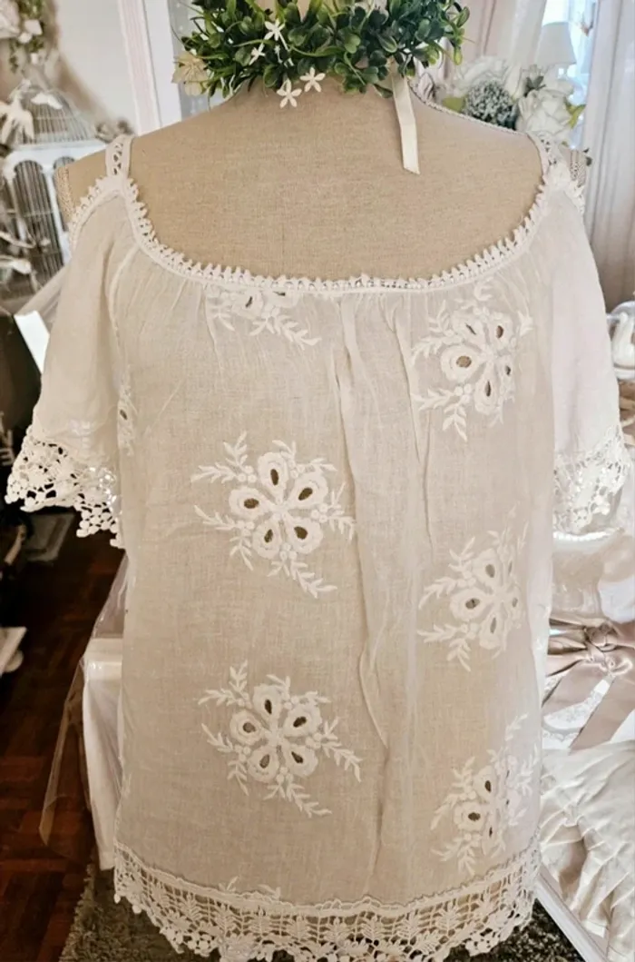 Blouse blanche épaules dénudées dentelle Actuelle Taille 42/44 Neuve - photo numéro 3
