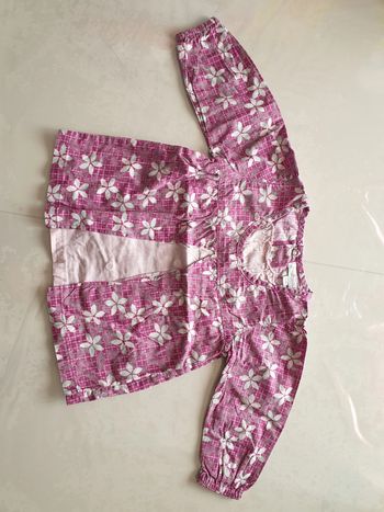 Haut rose a fleur