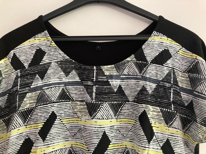 Tee-shirt noir avec motifs - photo numéro 2