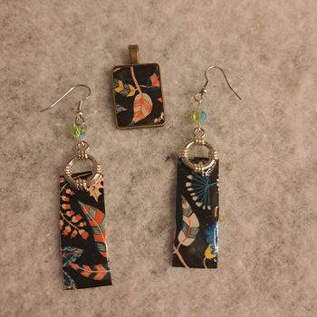 Boucles d'oreilles pendante et pendentif assortie en résine florale