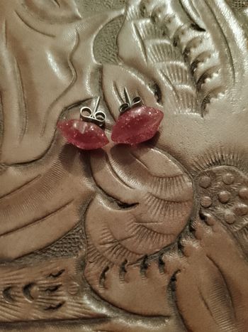 boucles d'oreilles Kiss roses en plastique et métal.