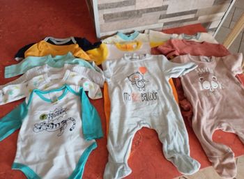 Lot de 6 pyjamas  / 6 bodies taille 1 mois