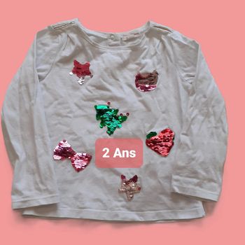 🌸 Très joli tee-shirt à sequins réversibles. 2 ans.