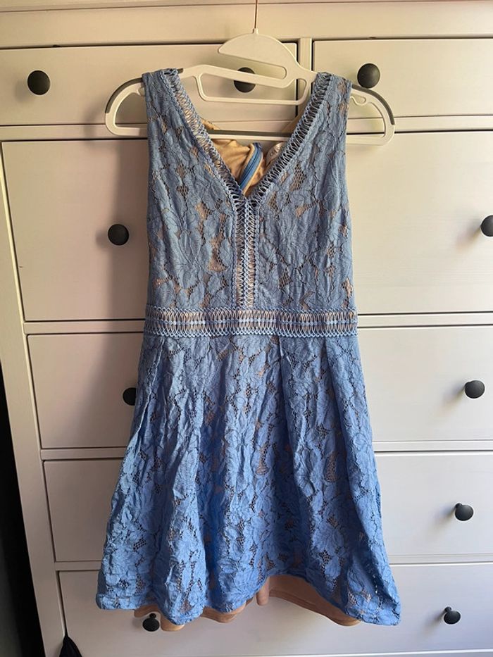 👗 Robe chic brodée Oasis bleue ciel