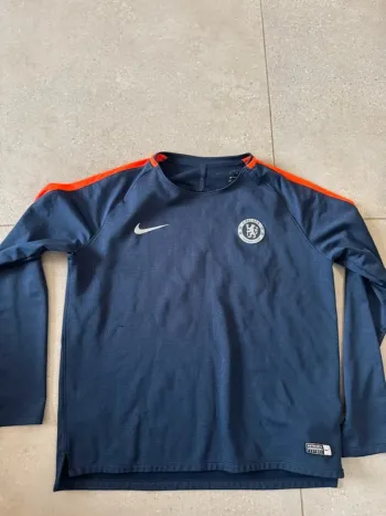 Haut chelsea nike 13/15 ans  158/170cm, bon état mais un petit accroc à l'avant