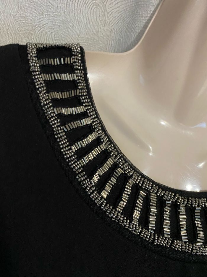Magnifique robe perles sur l’encolure taille 4 modèle déposé - photo numéro 8