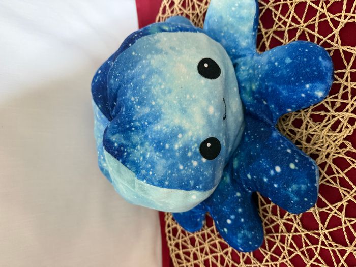 Peluche réversible. Pieuvre bleue et violette galaxie visage joyeux/triste - photo numéro 3