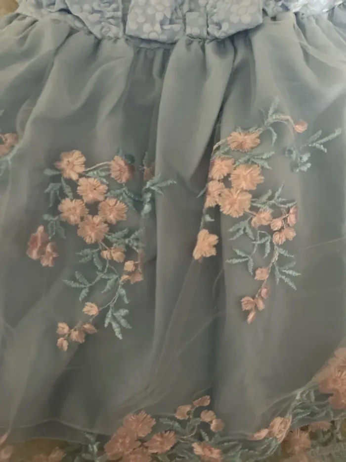 Magnifique robe avec broderie 🌸 - photo numéro 2
