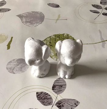 2 figurines chiens à décorer en polystyrène 13 cm