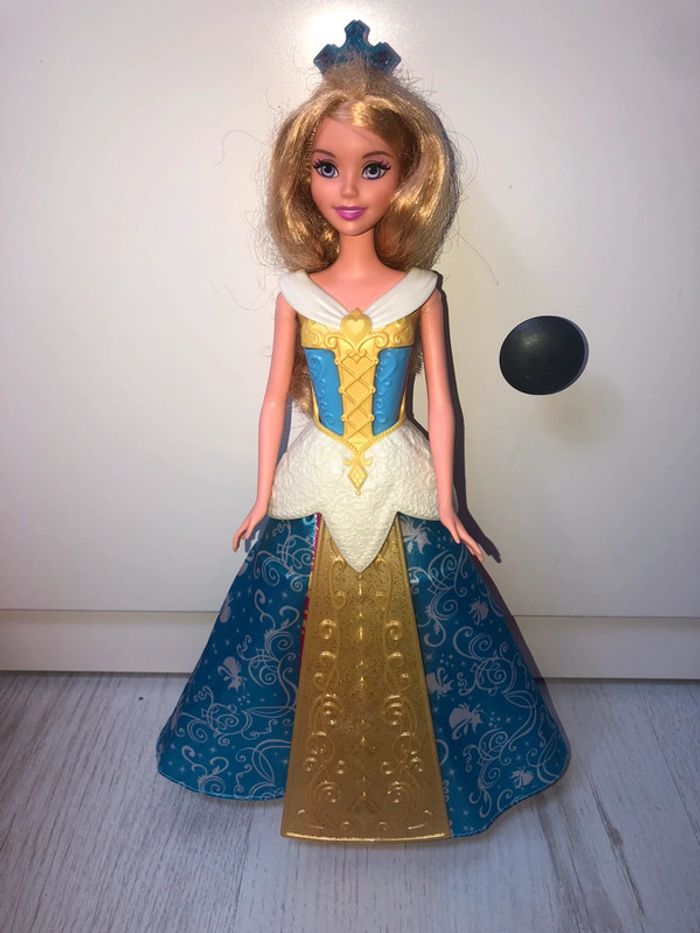 Poupée Aurore la belle au bois dormant, robe enchantée - photo numéro 2