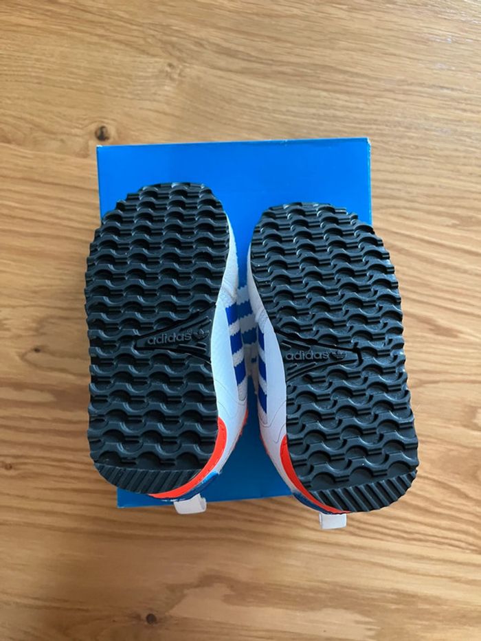 Baskets Adidas taille 21 - photo numéro 5