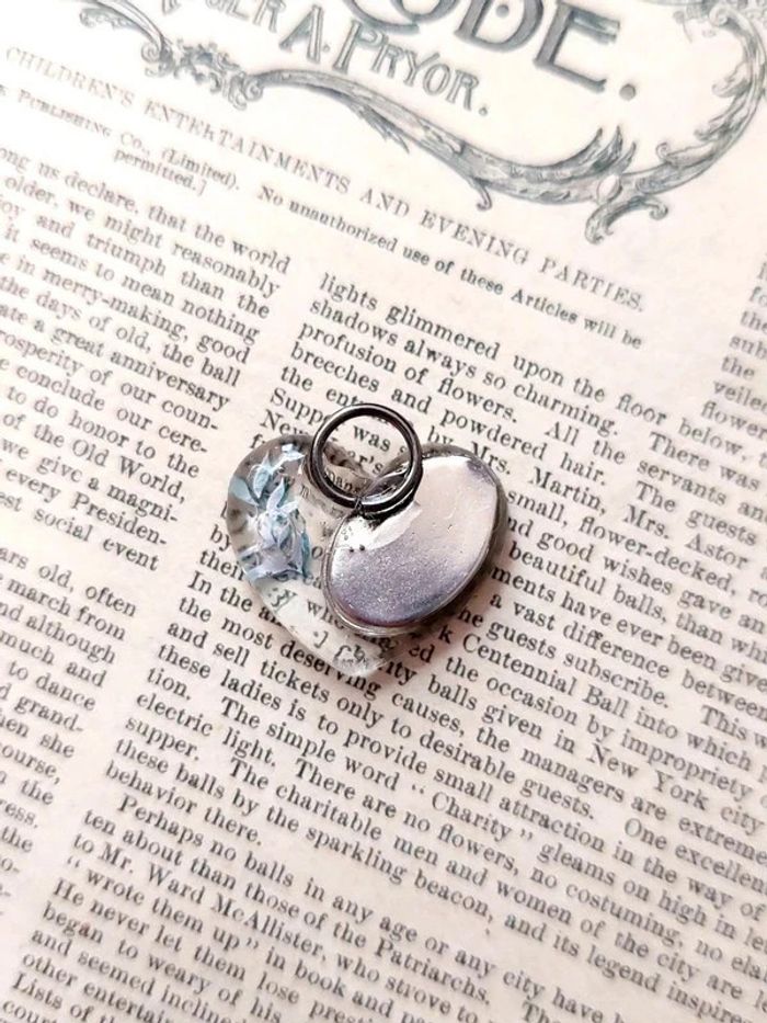 Magnifique petit pendentif en résine, cœur avec médaille religieuse de saint - photo numéro 3