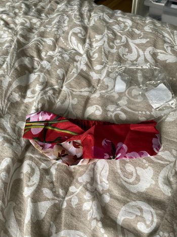 Bandeau rouge fleurit satin