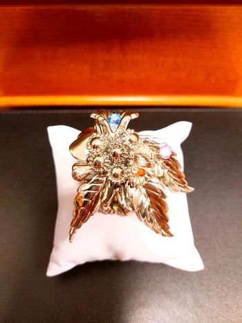 Magnifique broche style vintage en plastique, couleur argenté