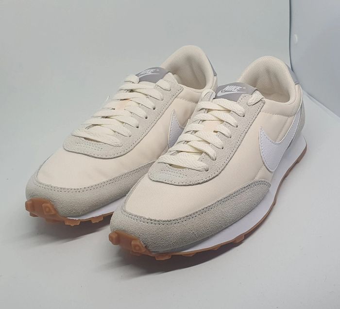 Baskets Nike neuves jamais portées dans leur boîte d'origine taille 37.5