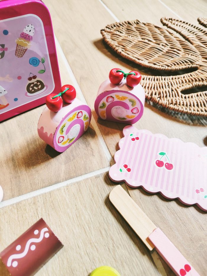 🍰Coffret métal dinette lot de diverses pâtisseries gâteaux et friandises en bois - photo numéro 3