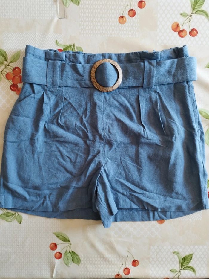 Superbe short bleu joli détail avec la boucle en bois à la ceinture New Look taille 38