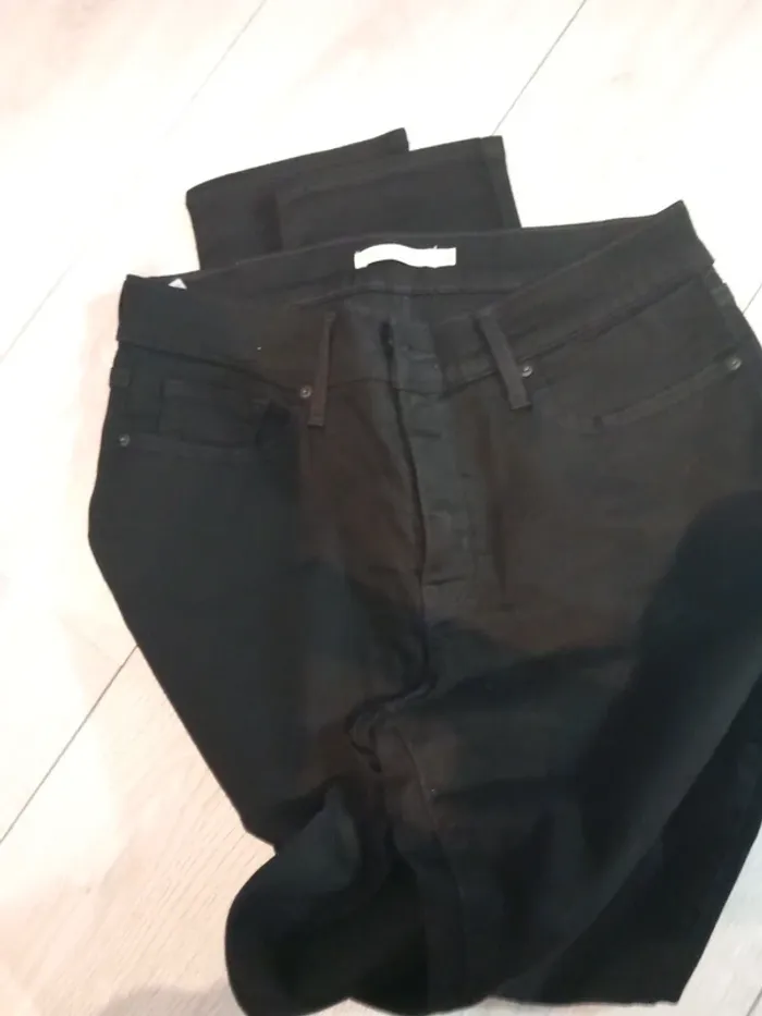 Jean levi's noir 311 taille 29 - photo numéro 4