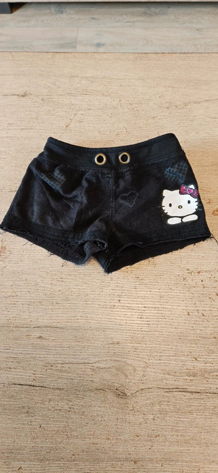 Short fille noir, Hello Kitty, en excellent état, convient pour du 6 à 8 ans