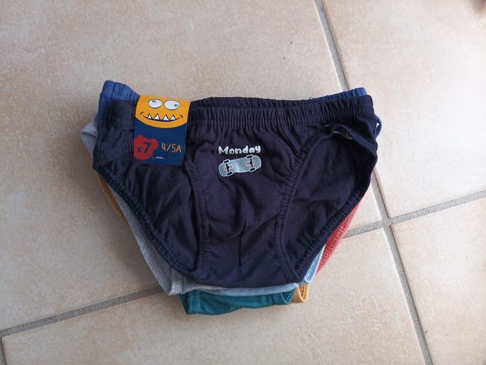 Lot de slips neufs taille 4/5 ans - photo numéro 1