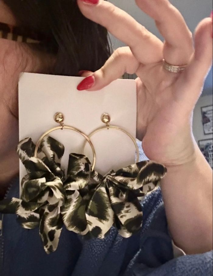 Boucles d’oreilles / Créoles à froufrous NEUVES couleurs noir et gris motifs léopard - photo numéro 5