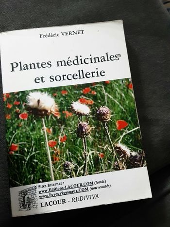 Livre sur les plantes médicinales et sorcellerie