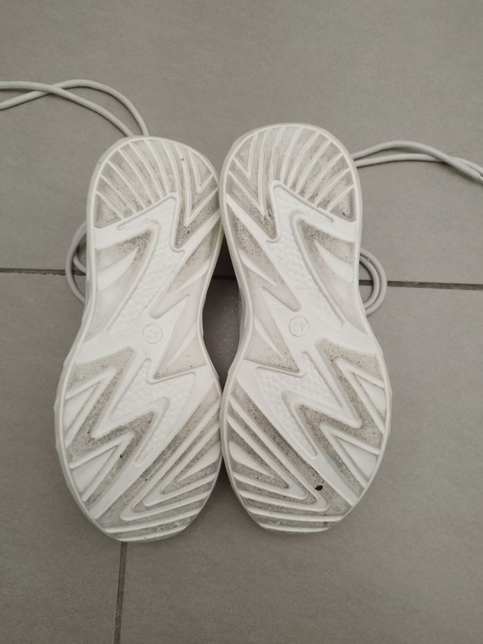 Baskets blanches avec un peu de jaune taille 40 - photo numéro 4
