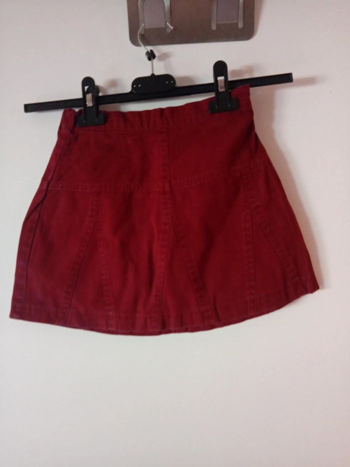 Jolie jupe bordeaux.  3 ans