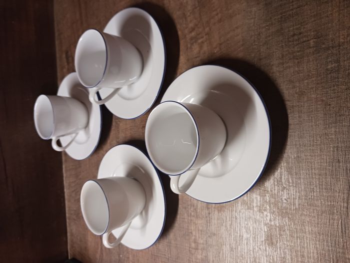 Lot de 4 tasses avec soucoupes blanche et liserets marine Guy Degrenne neuves