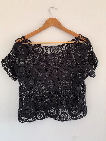 Haut noir à broderie