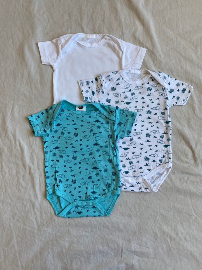 Lot de 3 bodies 6 mois neuf