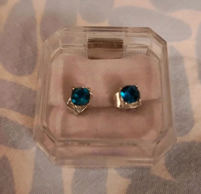 Boucles d'oreilles discrètes turquoises - photo numéro 2