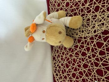 Doudou girafe écru, beige, écharpe orange, Maxita