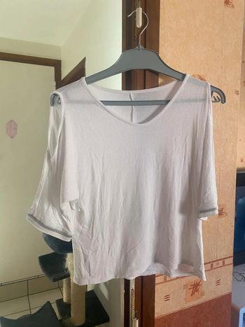 Superbe TEE shirt femme épaule dénudée très bon etat