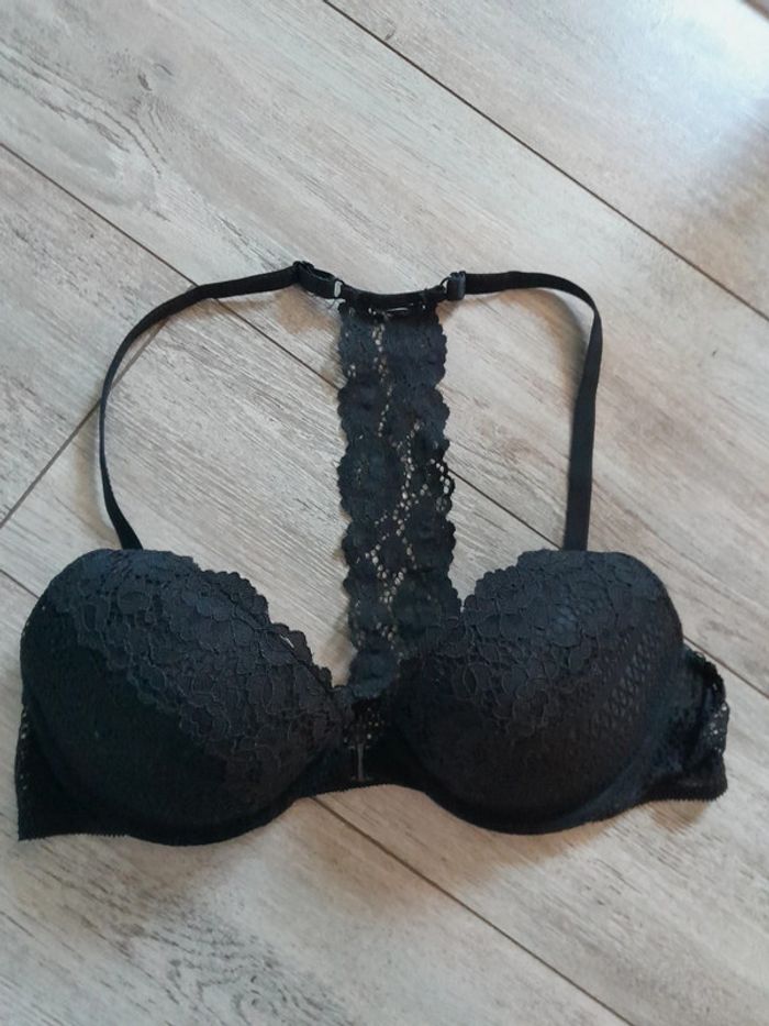 Soutien gorge noir push up ouverture devant épaules dégagées 85b