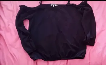 Très joli petit pull noir a bretelles épaule dénudées en très bon état creeks 12 ans