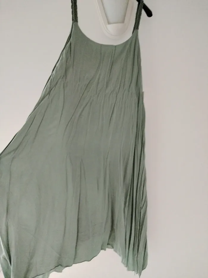 Robe d'été mi-longue à bretelles vert kaki - photo numéro 3