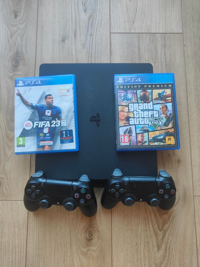 PS4 Slim 500 Go + 2 manettes + GTA 5 + FIFA 23