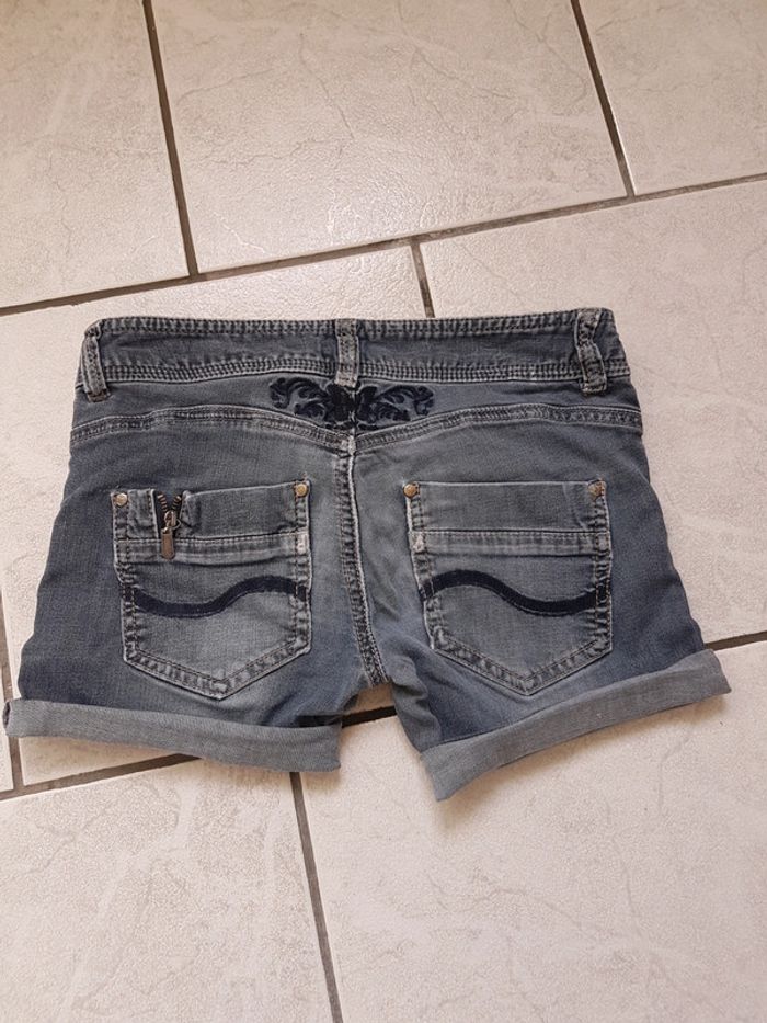 Vend short en jeans brodé - photo numéro 2