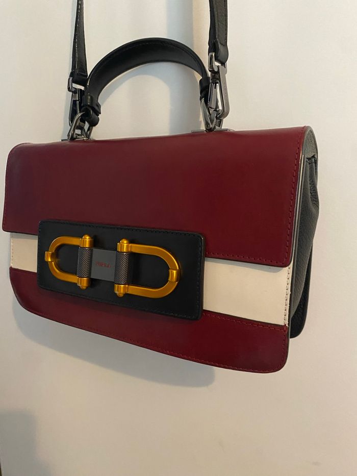 Sac à main Furla en cuir bordeaux et noir – modèle classique avec bandoulière