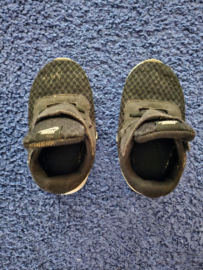 Baskets Nike  taille 22 - photo numéro 3