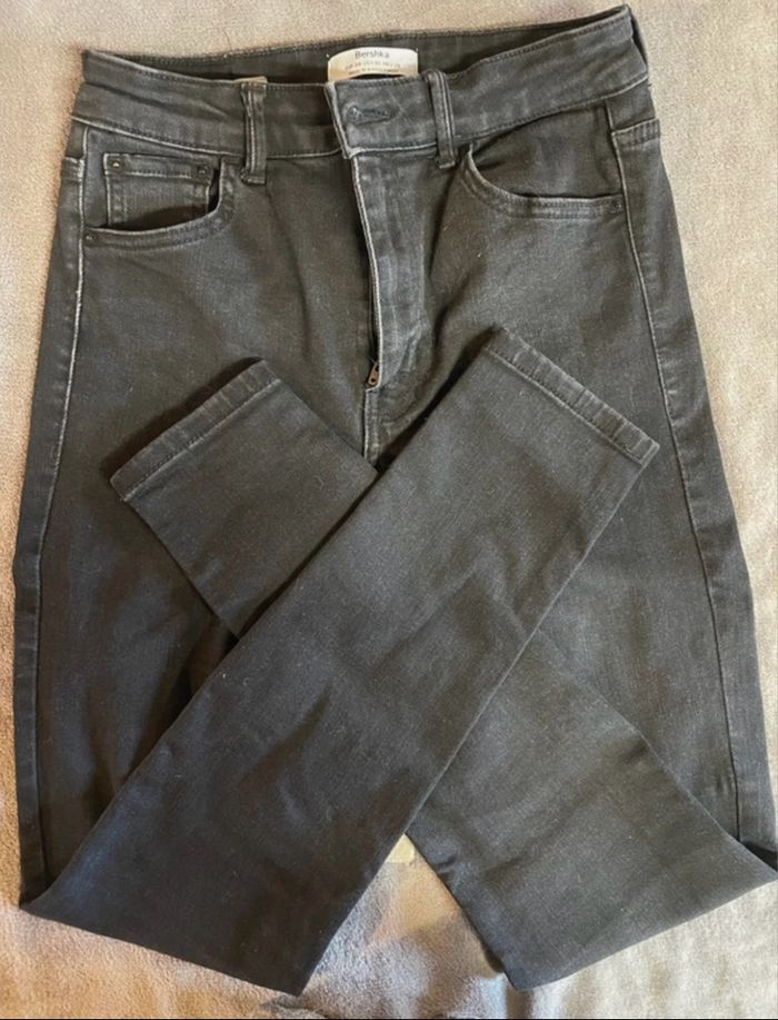 jean skinny noir, taille haute, T38, Bershka 🖤 - photo numéro 2