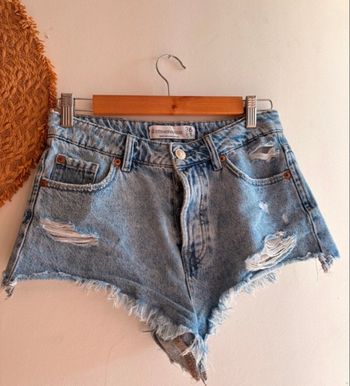 Short jean Stradivarius taille 36 – effet destroy