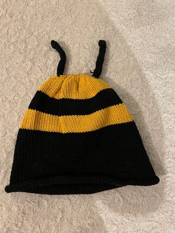 Très joli bonnet tricoté « abeille »