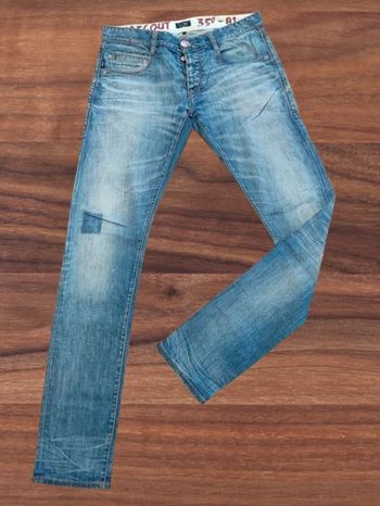 Jean homme Armani Taille 31 US correspond à un 38 / 40